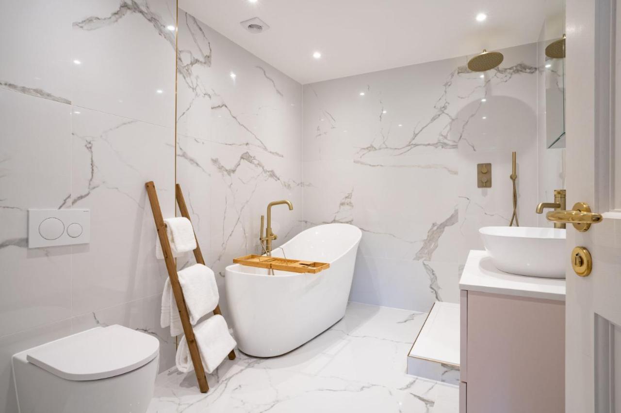 Brand New - Contemporary - 2 Bedroom - 2 Bathroom - Spacious Apartment - Lake Views アンブルサイド エクステリア 写真