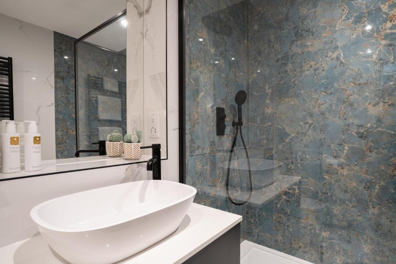 Brand New - Contemporary - 2 Bedroom - 2 Bathroom - Spacious Apartment - Lake Views アンブルサイド エクステリア 写真
